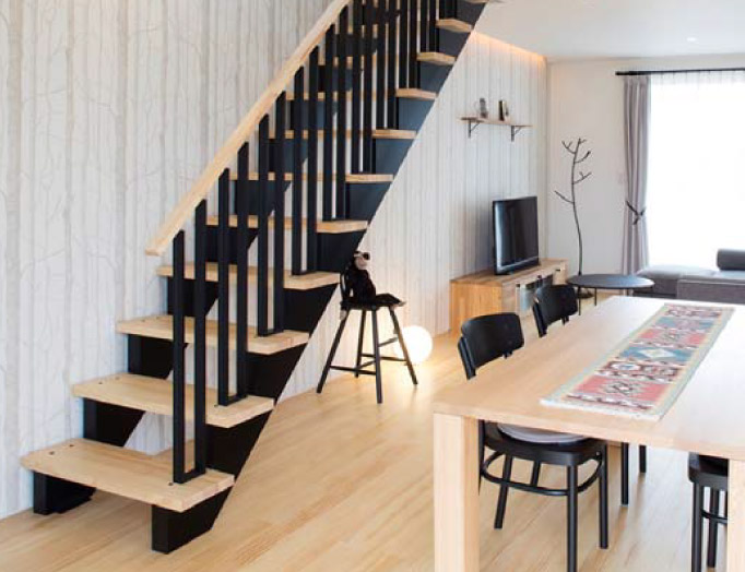 シンプルモダンな空間デザインにも調和した無垢のデザイン階段 Light。